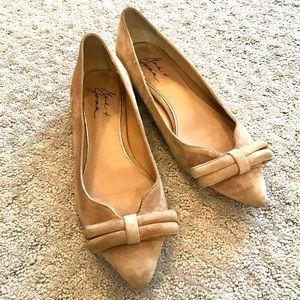 Badgley Mischka tan suede bow flats sz 7.5